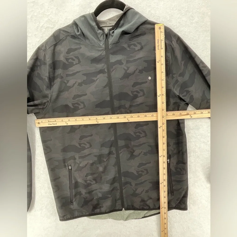 VUORI MEN'S OUTDOOR TRAINER SHELL BLACK‎ CAMO LARGE